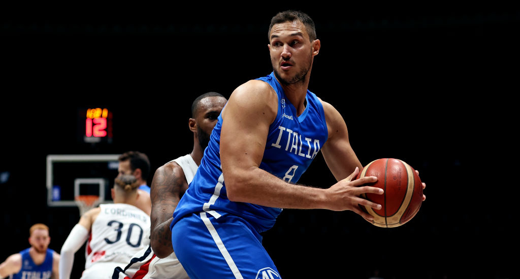 Danilo Gallinari Was Helped Off The Floor With A Left Knee Injury In An Italy World Cup Qualifier